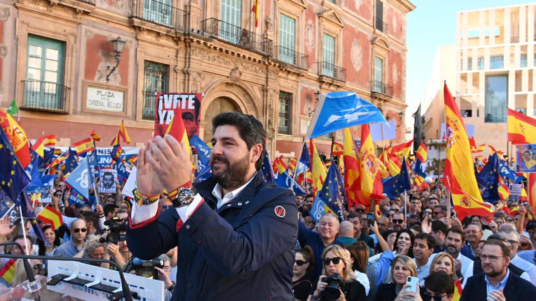 El presidente de la Región de Murcia, Fernando López Miras, este domingo, en la protesta celebrada contra la amnistía en la plaza Cardenal Belluga.