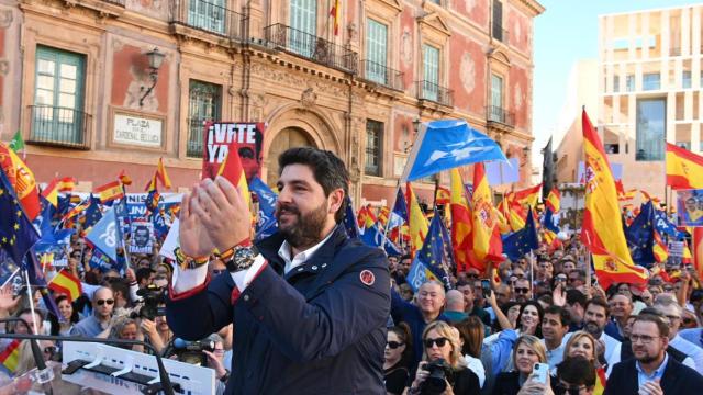 El presidente de la Región de Murcia, Fernando López Miras, este domingo, en la protesta celebrada contra la amnistía en la plaza Cardenal Belluga.