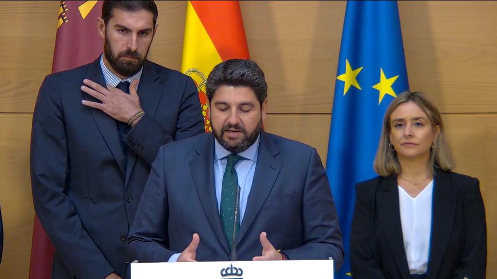 López Miras, este martes, durante la declaración institucional que ha ofrecido contra la ley de amnistía en el Palacio de San Esteban.