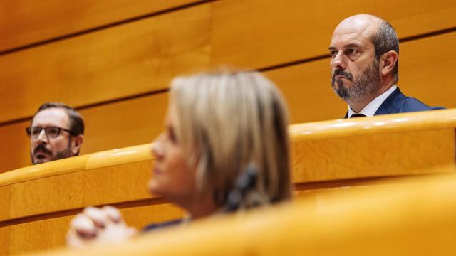 El portavoz del PP en el Senado, Javier Maroto, y el presidente del Senado, Pedro Rollán, este martes en la sesión plenaria.