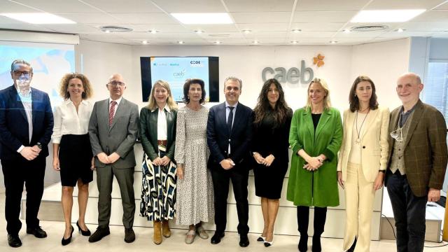 Autoridades y responsables de CaixaBank Dualiza, CAEB, CEOE y gobierno autonómico, durante la jornada de presentación del estudio.