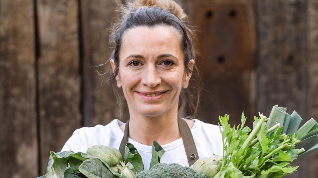 Begoña con sus productos básicos entre las manos.