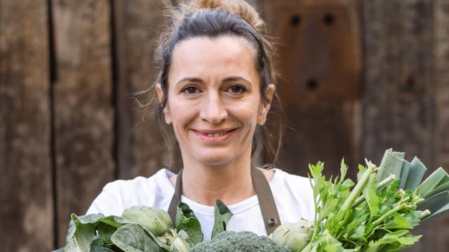 Begoña con sus productos básicos entre las manos.