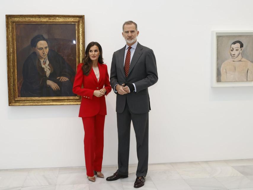 Los Reyes posan en la inauguración de la muestra.