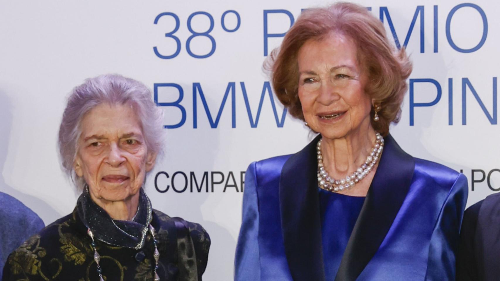 La Emérita e Irene de Grecia posan en la ceremonia de entrega.