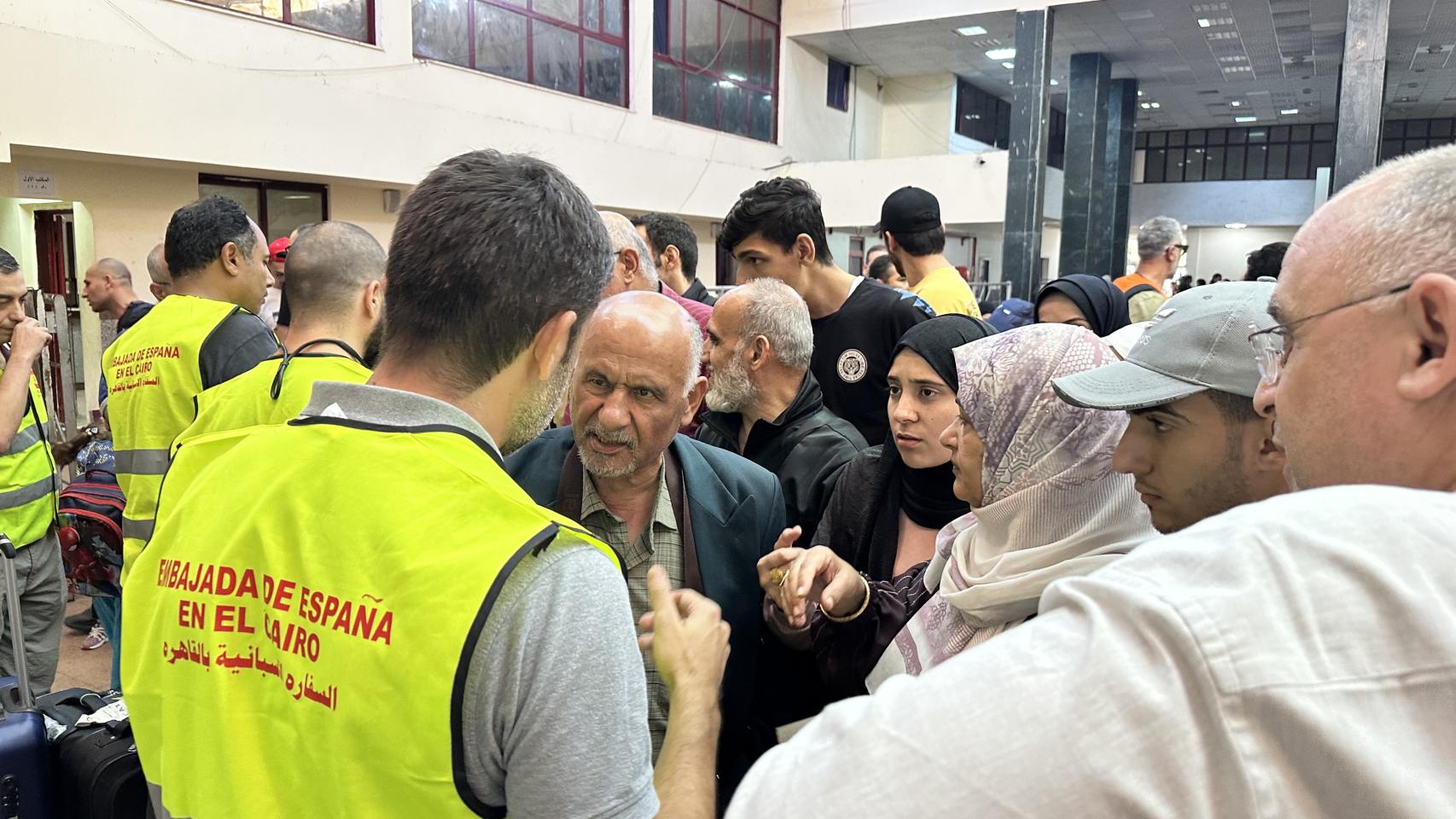 Un grupo de hispano-palestinos llegan al paso fronterizo de Rafah tras ser evacuados de Gaza, este martes.