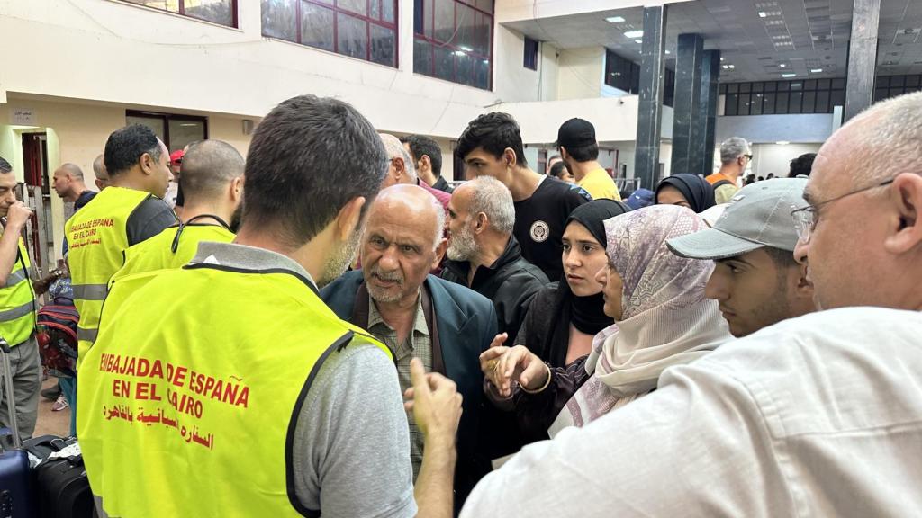 Un grupo de hispano-palestinos llegan al paso fronterizo de Rafah tras ser evacuados de Gaza, este martes.