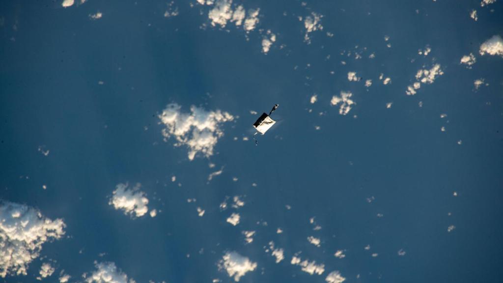 Bolsa de herramientas de la ISS flotando