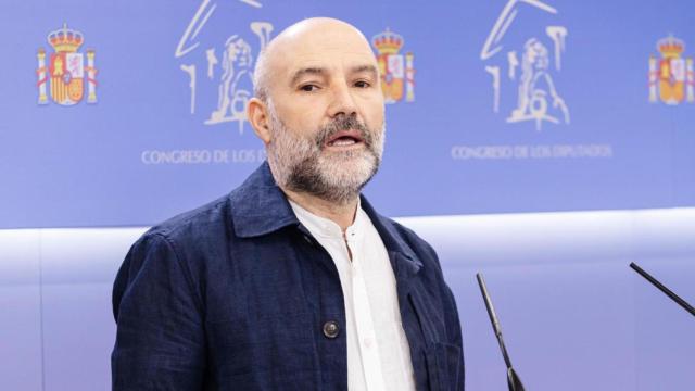 El diputado de BNG, Néstor Rego durante una rueda de prensa.