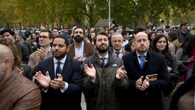 El secretario general de Vox, Ignacio Garriga (2i) y el vicepresidente de la Junta de Castilla y León, Juan García-Gallardo (c), junto a los diputados nacionales David García-Gomis, Pablo Sáez y 'Coco' Robatto.