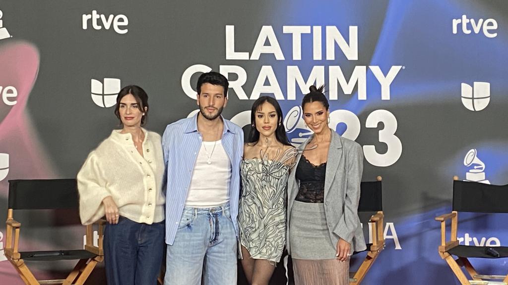 Los presentadores de la gala Latin Grammy 2023 en rueda de prensa.