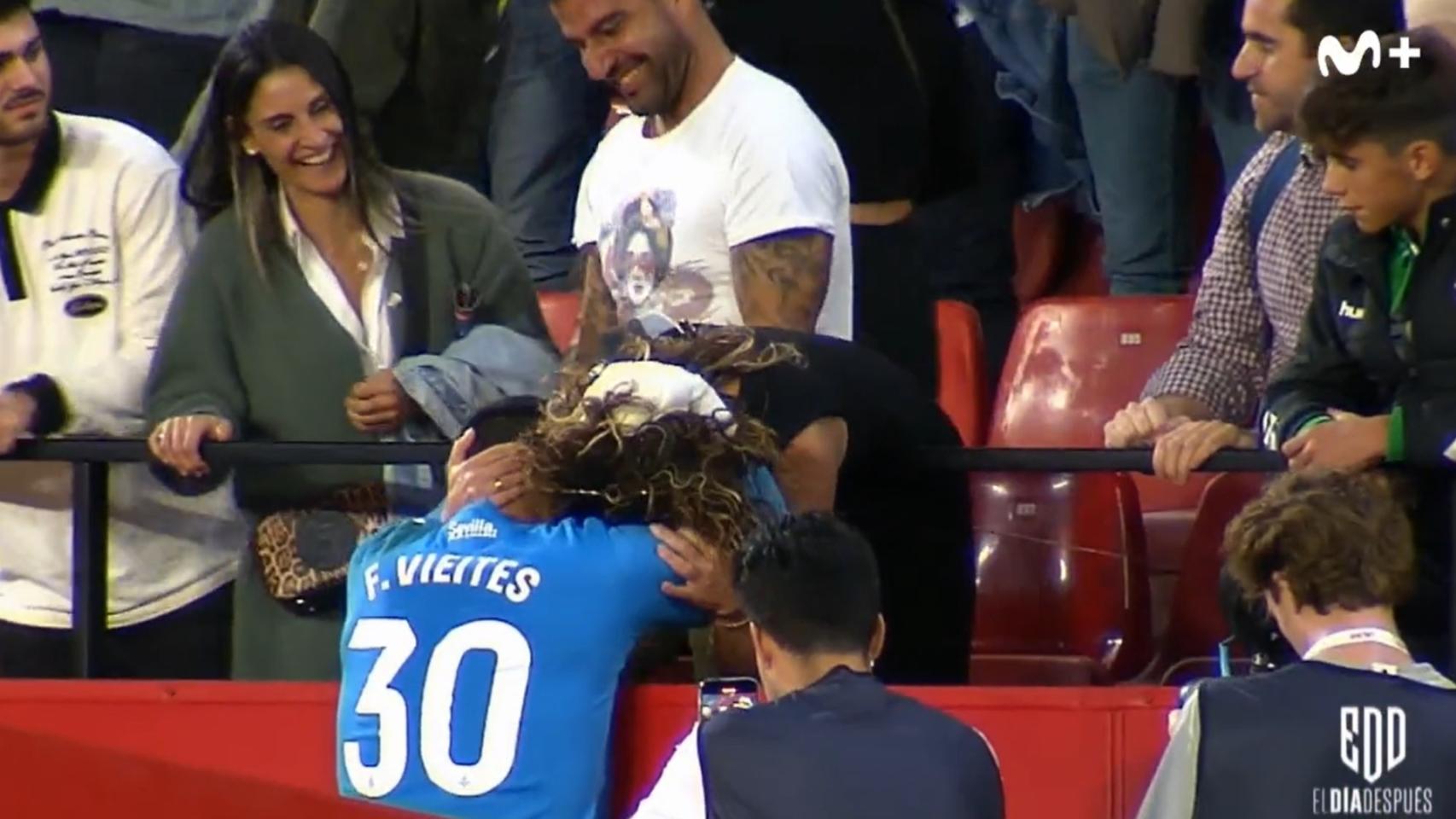 Momento del abrazo entre Fran Vieites y su madre al finalizar el encuentro.