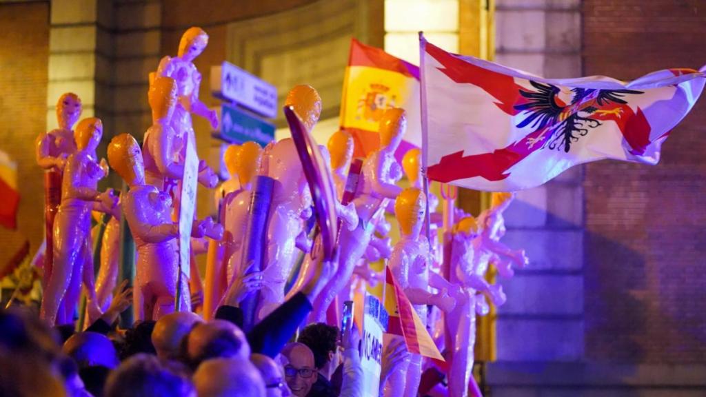 Un grupo de manifestantes compró 25 muñecas hinchables para denunciar los casos de prostitución en los que se ha visto implicado el PSOE.