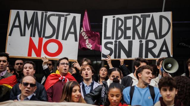 Jóvenes del grupo Revuelta protestando contra la amnistía.