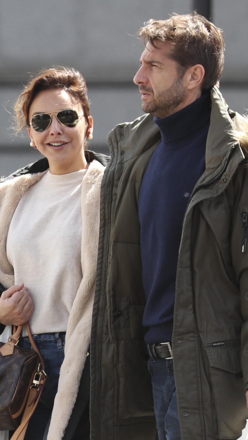 Chenoa y Miguel Sánchez Encinas paseando por Madrid, en abril de 2019.