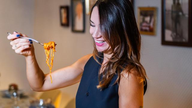 Babi, con uno de los platos de pasta que se comen en Chamberí.