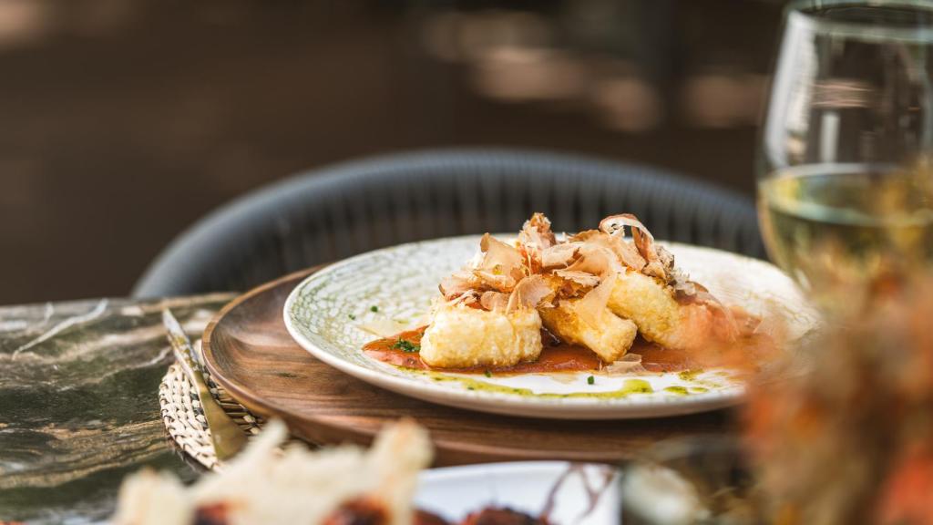 Medallones de Bacalao Skrei rebozados con red curry y láminas Katsuovushi