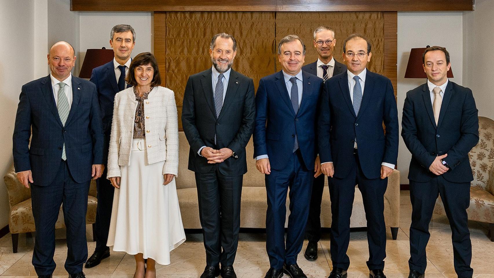 El presidente de Abanca, Juan Carlos Escotet; el consejero delegado de la entidad, Francisco Botas, y el responsable del banco en Portugal, Pedro Pimenta, con el equipo directivo de EuroBic.