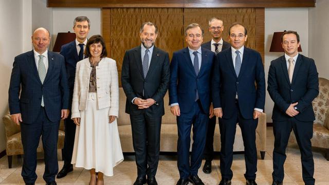 El presidente de Abanca, Juan Carlos Escotet; el consejero delegado de la entidad, Francisco Botas, y el responsable del banco en Portugal, Pedro Pimenta, con el equipo directivo de EuroBic.