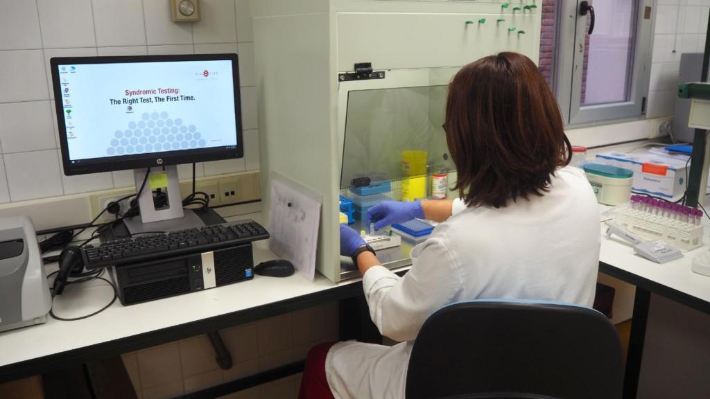 Una investigadora durante su trabajo