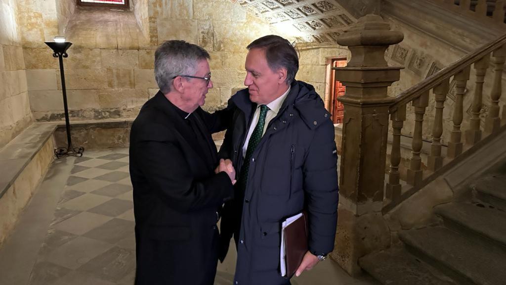 Minutos antes del comienzo de la reunión, el rector de la Universidad Pontificia de Salamanca, Santiago García-Jalón de la Lama, ha agradecido la visita institucional del alcalde