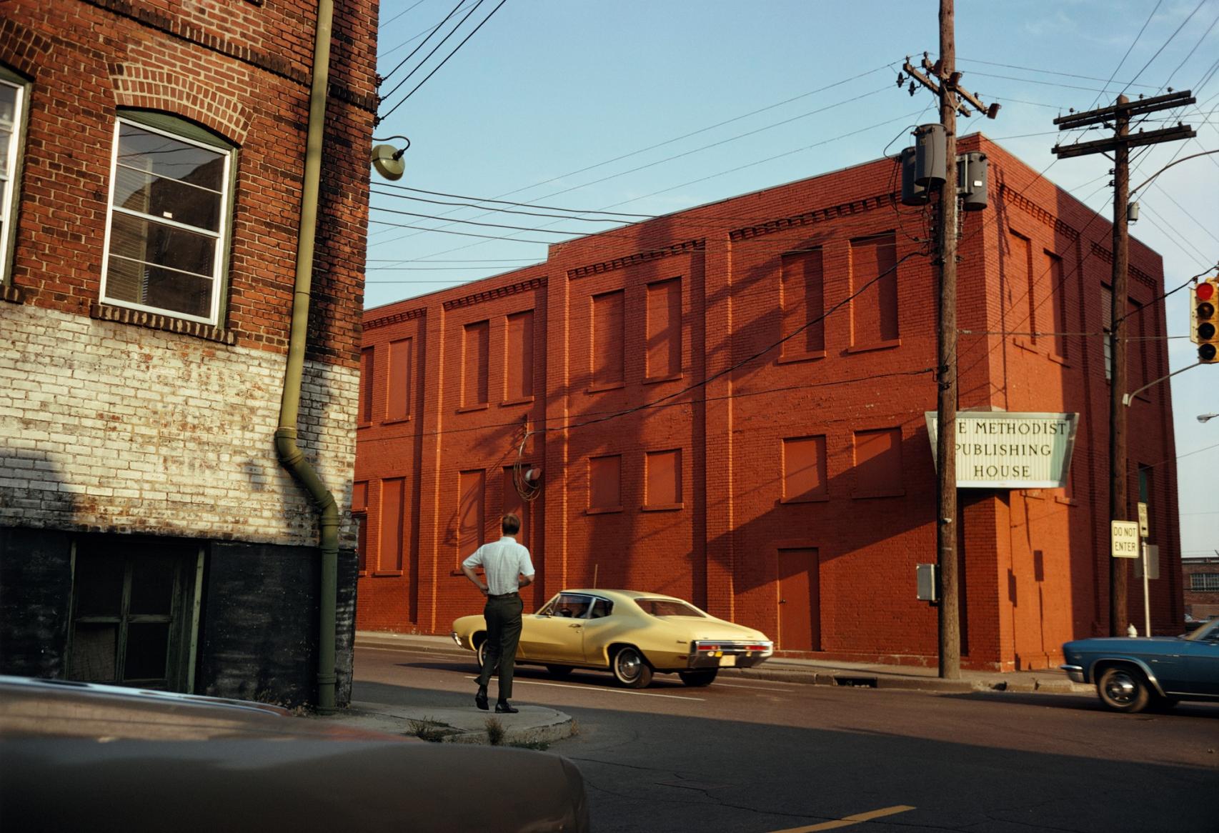 William Eggleston: 'Untitled' [Sin título], de la serie 'The Outlands' [Las afueras], c. 1970-1973 ©William Eggleston. Cortesía Eggleston Artistic Trust y David Zwirner