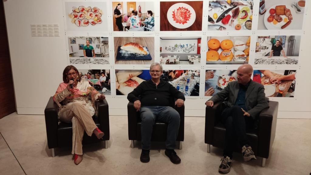 Martin Parr explicando su obra; en el fondo se puede ver la imagen de la 'loca'.