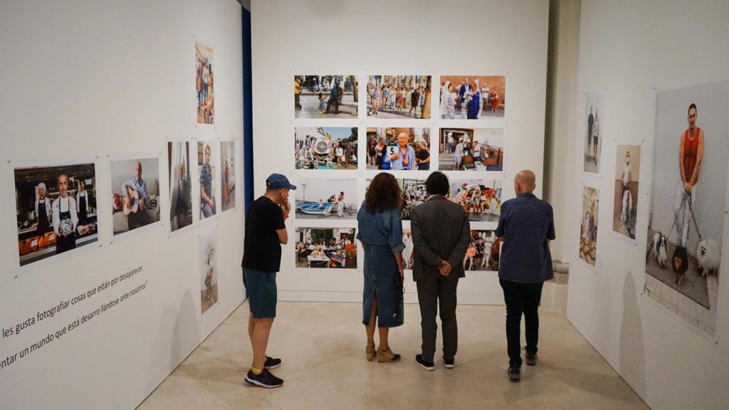 Visitantes contemplan la exposición de Parr.