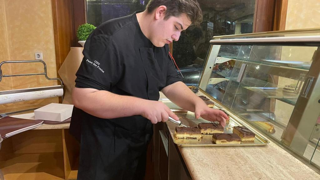 Iago, colocando uno de sus pasteles en la vitrina de Delicatessen.