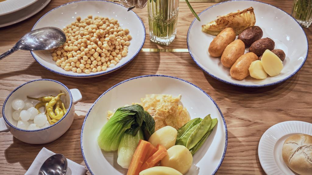 Croquetas de cocido vegano y encurtidos; nabo daikon, calabaza, zanahoria, patata y col asiática pak choi; garbanzos lechosos, morcilla de calabaza, chorizo vegetal y buñuelos.