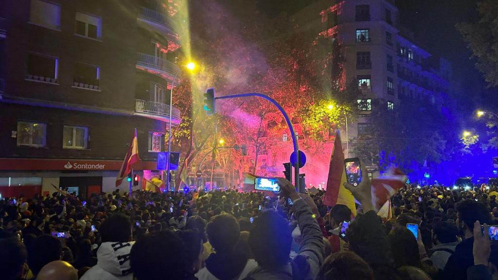 Bengalas en la parte trasera de la manifestación