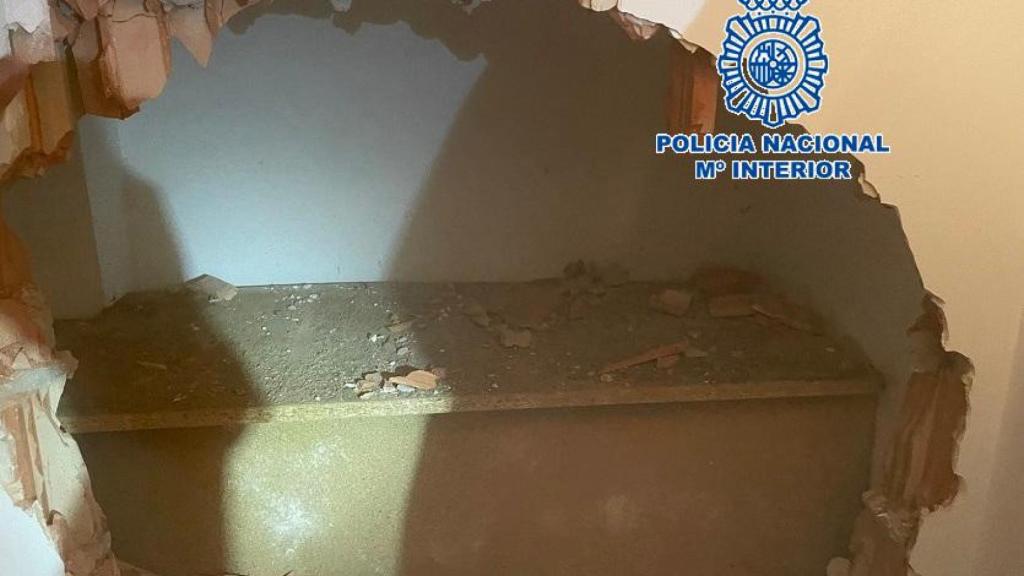El agujero en la pared tras las que se encontraba el cuerpo.