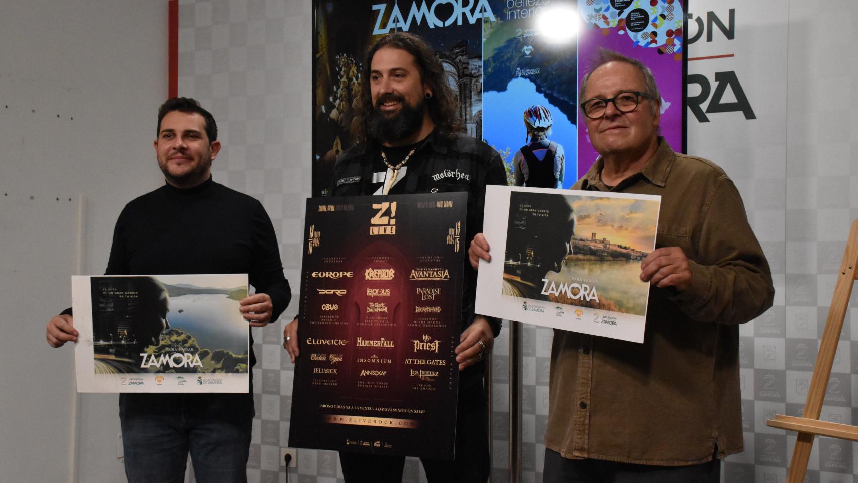 El diputado de Educación, Cultura y Turismo, Víctor López de la Parte; el concejal de Turismo del Ayuntamiento de Zamora, Christoph Strieder; y Javier Hernández, del Z! Live