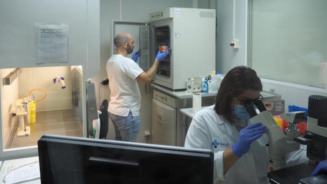 Dos investigadores en uno de los institutos de Castilla y León