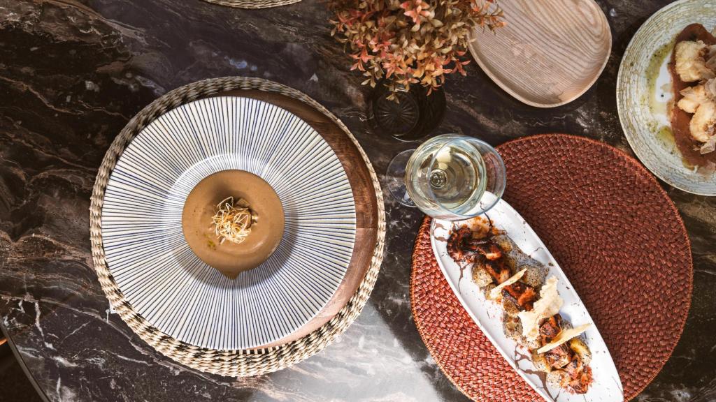 Crema de boletus con foie y pulpo a la parrilla con trufa y crujiente parmesano