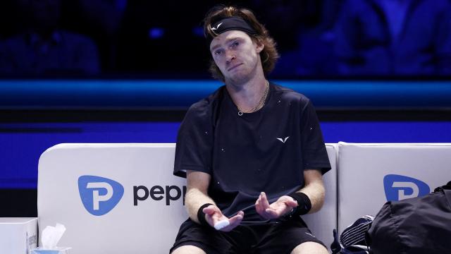 Rublev, sentado en su banquillo durante el partido ante Alcaraz