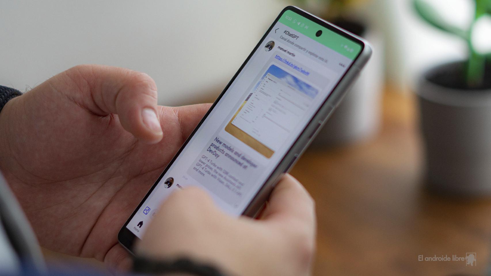 Móvil Android navegando por un grupo de Xattering