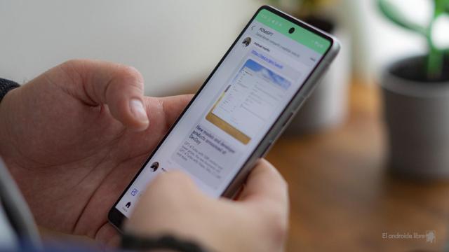 Móvil Android navegando por un grupo de Xattering