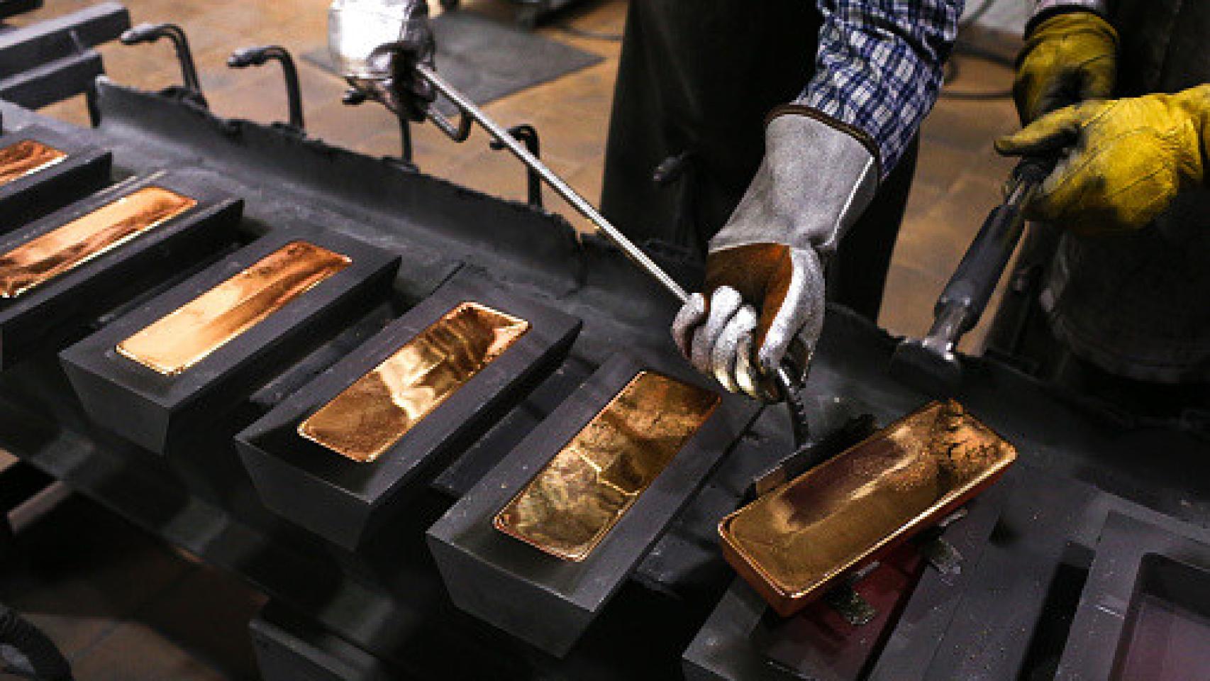Imagen de archivo del proceso de fundición del oro y creación de lingotes.