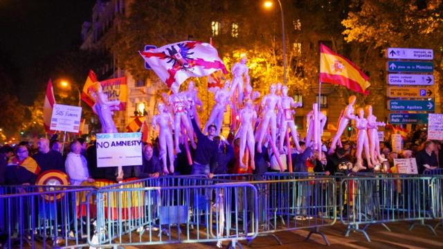 Los manifestantes enarbolan las muñecas hinchables en Ferraz.