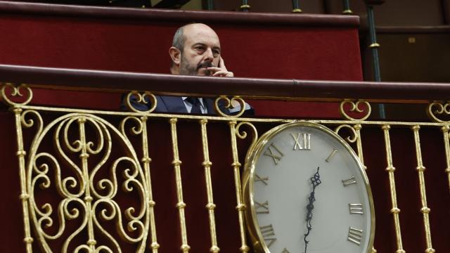 El presidente del Senado, Pedro Rollán, en la tribuna de invitados, durante el primer día del debate de investidura de Pedro Sánchez.