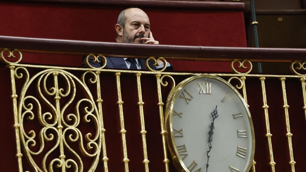 El presidente del Senado, Pedro Rollán, en la tribuna de invitados, durante el primer día del debate de investidura de Pedro Sánchez.