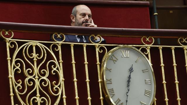 El presidente del Senado, Pedro Rollán,  en la tribuna de invitados del Congreso de los Diputados, durante el debate de investidura de Pedro Sánchez.