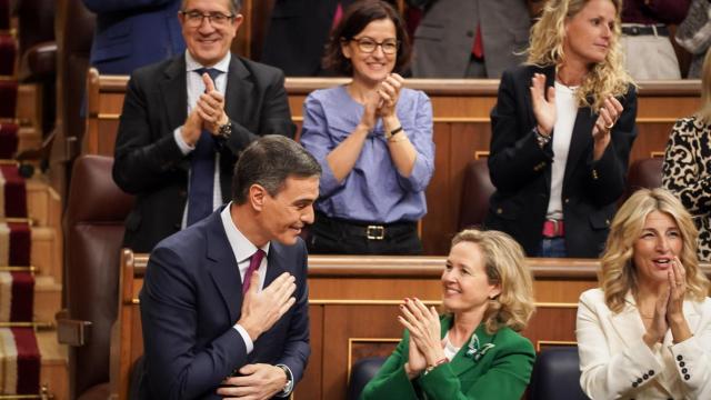 Pedro Sánchez da las gracias a la bancada socialista tras su discurso de investidura.
