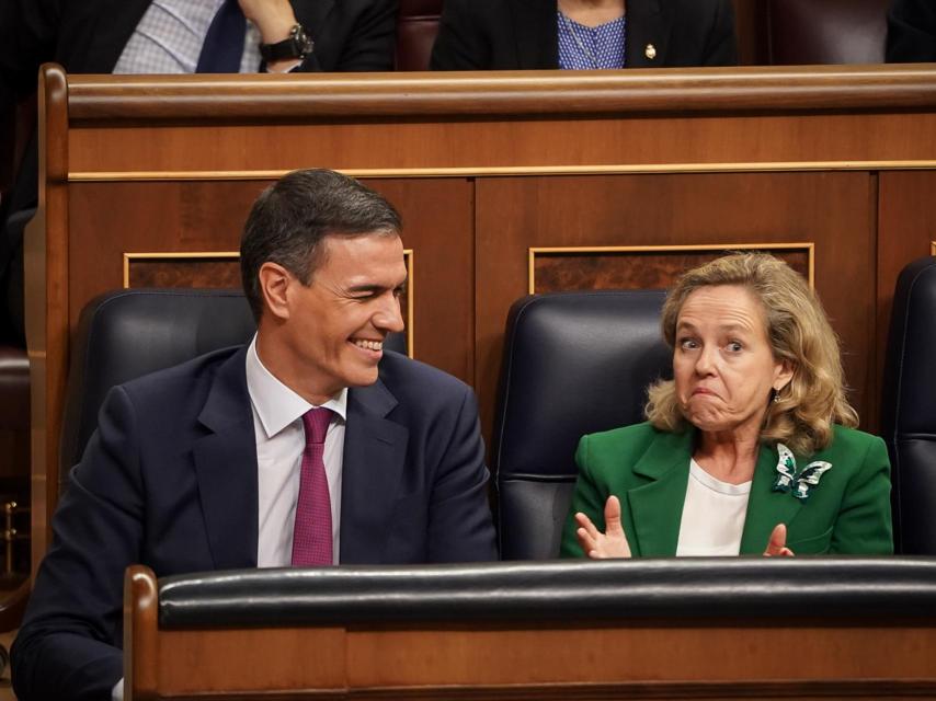 Pedro Sánchez y Nadia Calviño, en el debate de investidura.