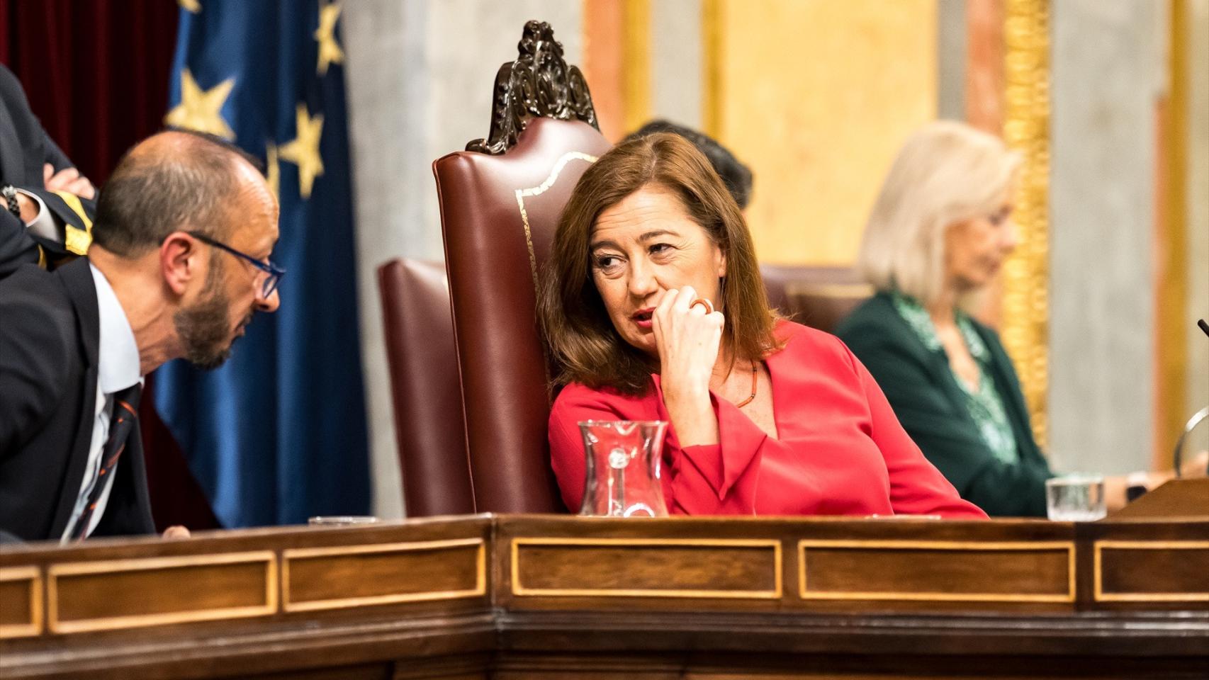 Francina Armengol conversa con el vicepresidente de la Mesa, el socialista Alfonso Rodríguez Gómez de Celis, durante la primera sesión del debate de investidura.