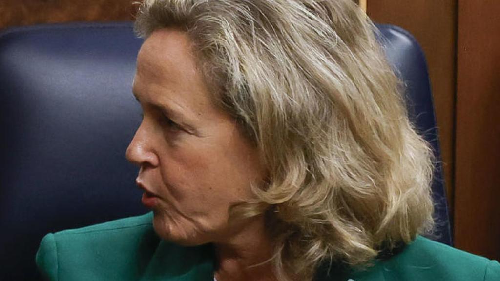 Pedro Sánchez, secretario general del PSOE y presidente del Gobierno en funciones, conversa con la vicepresidenta económica en funciones, Nadia Calviño, en el Congreso, durante el primer día del debate de su investidura.