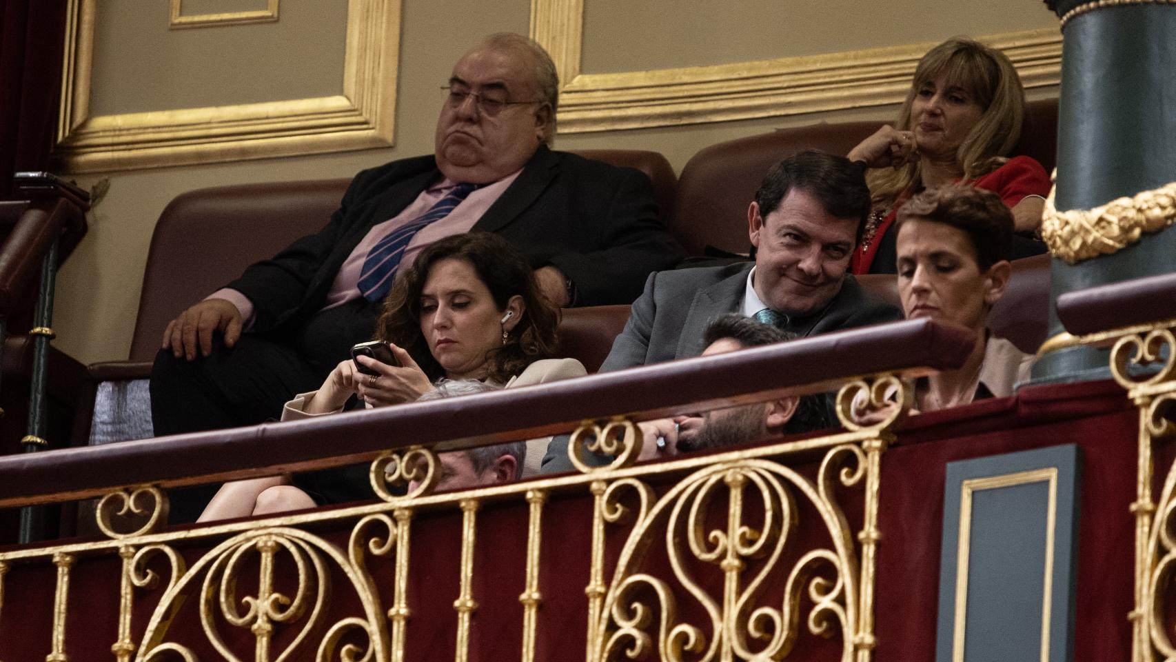 La presidenta de la Comunidad de Madrid, Isabel Díaz Ayuso, en la tribuna de público del Congreso de los Diputados.