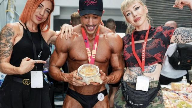 Los campeones de la competición de culturismo Madrid Cup muestran uno de los dulces de La Hogaza.