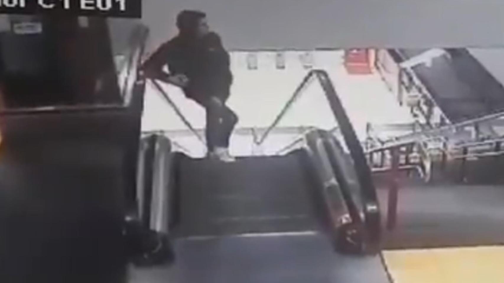 El joven subiendo las escaleras momentos antes del incidente.